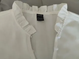 Blusa beige con encaje