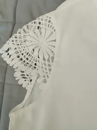 Blusa beige con encaje