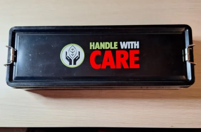 Scatola metallica nera con logo