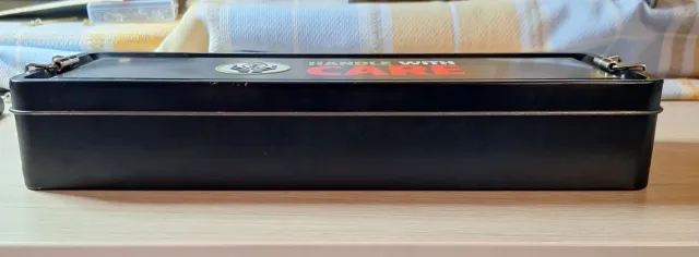 Scatola metallica nera con logo