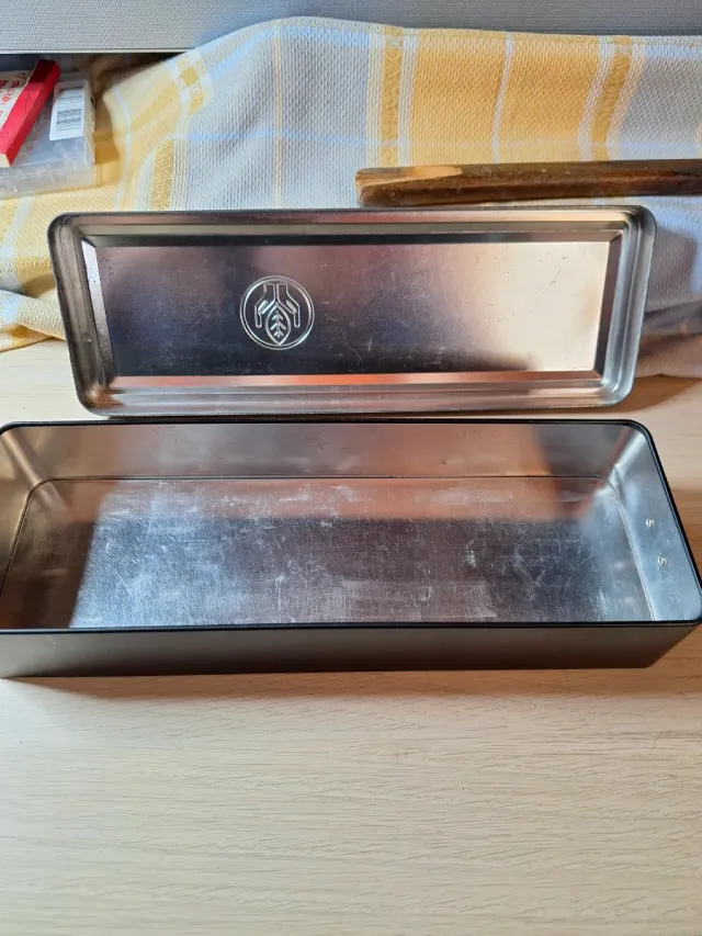 Scatola metallica nera con logo