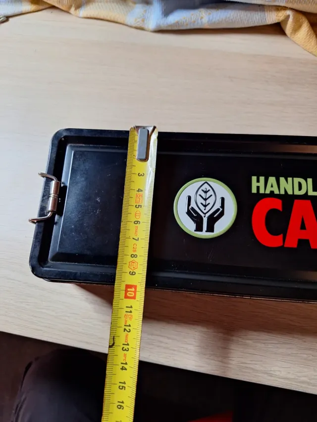 Scatola metallica nera con logo