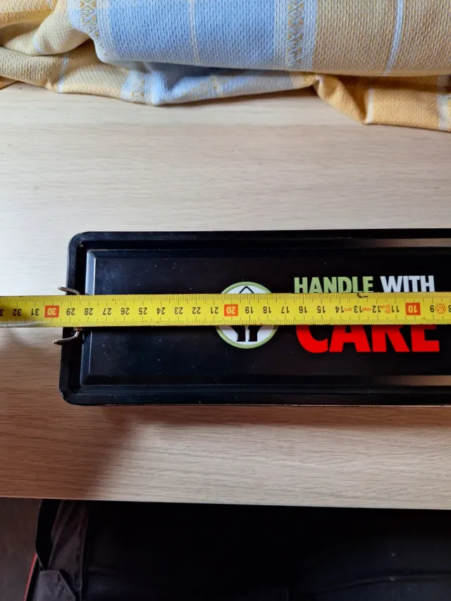 Scatola metallica nera con logo