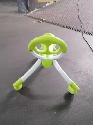 Triciclo infantil verde y blanco