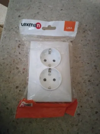 Enchufe doble con toma de tierra