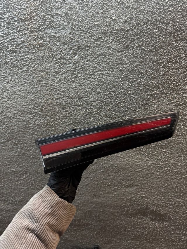 Luz portón trasero/freno 9833944480