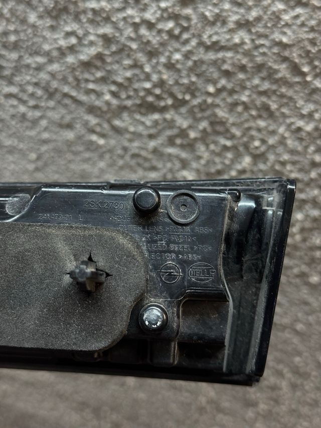 Luz portón trasero/freno 9833944480