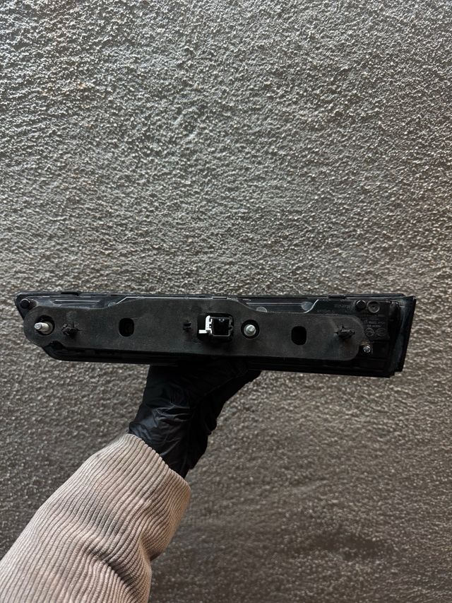 Luz portón trasero/freno 9833944480