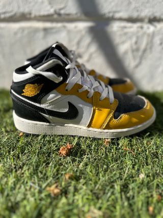 Zapatillas Jordan Negras y Amarillas