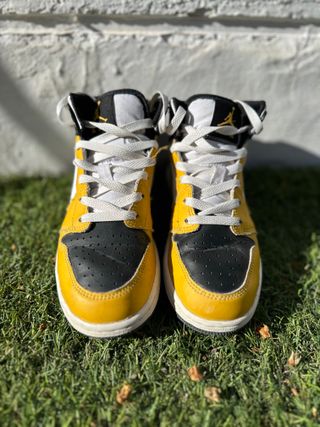 Zapatillas Jordan Negras y Amarillas