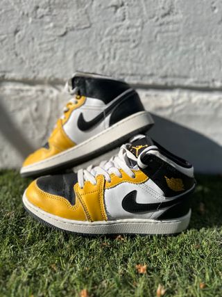 Zapatillas Jordan Negras y Amarillas