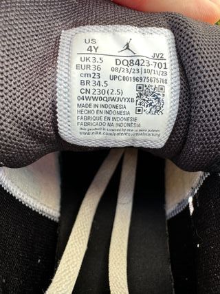 Zapatillas Jordan Negras y Amarillas