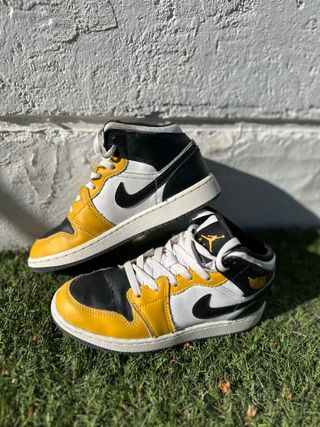 Zapatillas Jordan Negras y Amarillas