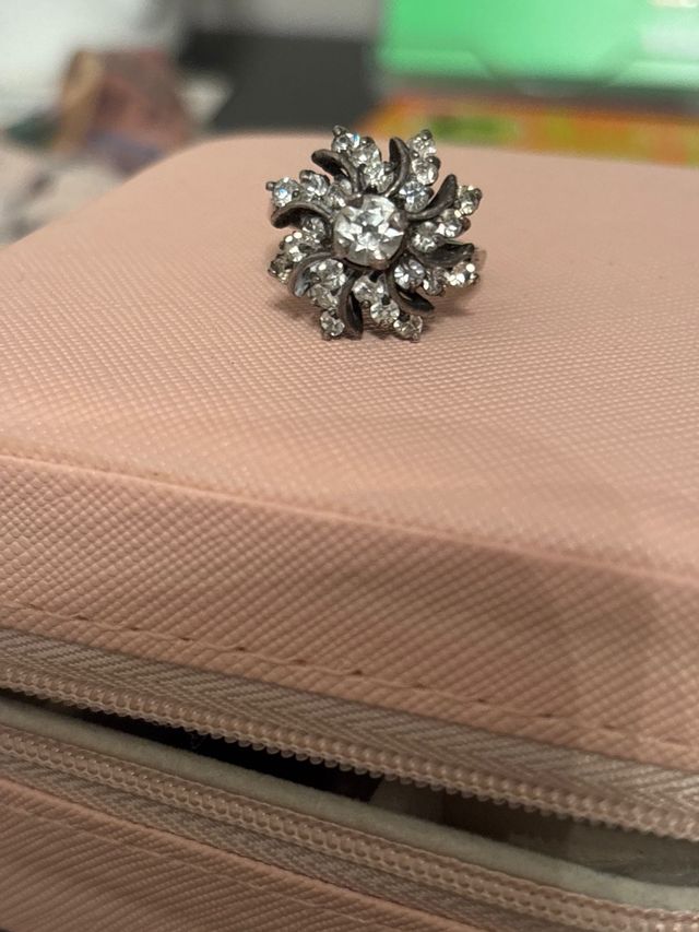 Anillo de plata con piedras
