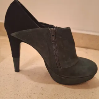 Botines de ante de tacón alto con flor. Plataforma