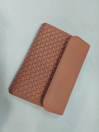 Cartera Victorio & Lucchino rosa tejida