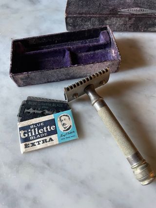 Rasoio da barba Gillette  e brillantina