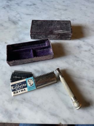 Rasoio da barba Gillette  e brillantina