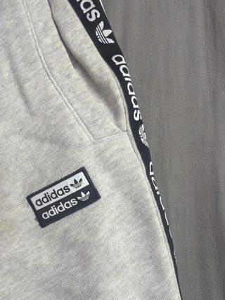 Pantalón chándal Adidas gris