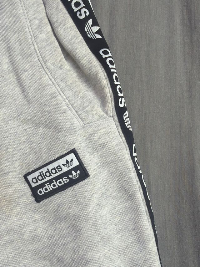 Pantalón chándal Adidas gris