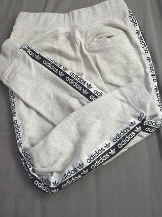 Pantalón chándal Adidas gris