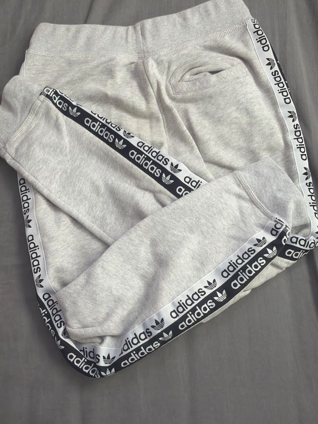Pantalón chándal Adidas gris