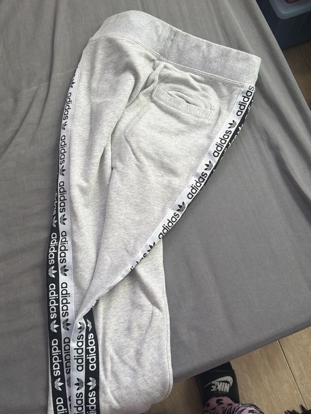 Pantalón chándal Adidas gris