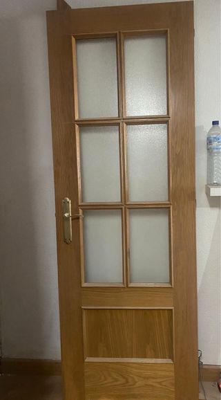 Puerta de madera con cristal