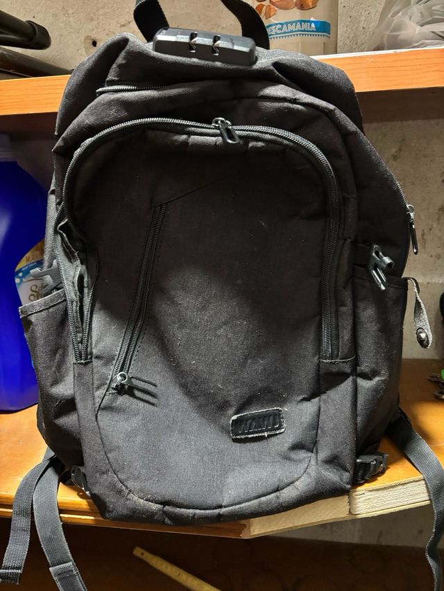 Zaino nero con lucchetto