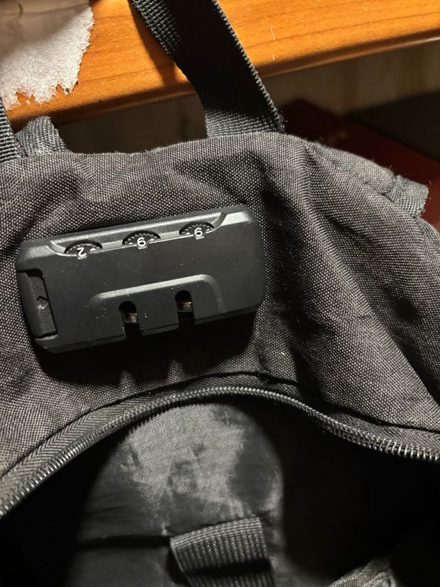 Zaino nero con lucchetto