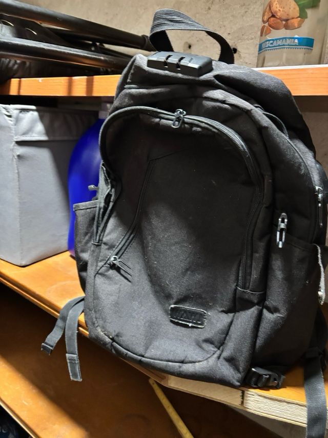 Zaino nero con lucchetto