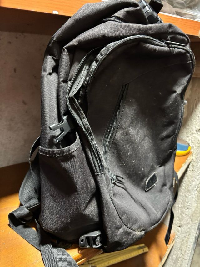 Zaino nero con lucchetto