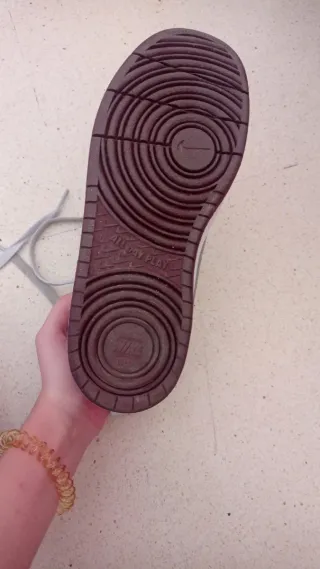 Zapatillas Nike Blancas y Burdeos