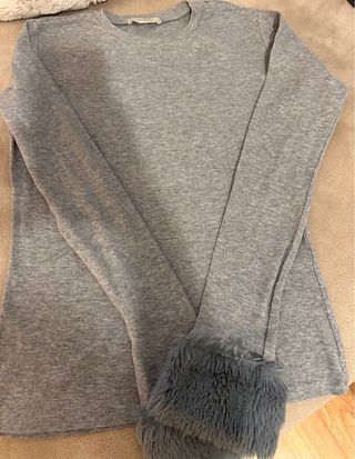 Camiseta gris manga larga con puños de pelo