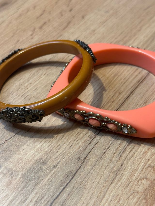 Set 2 bracciali rigidi decorati