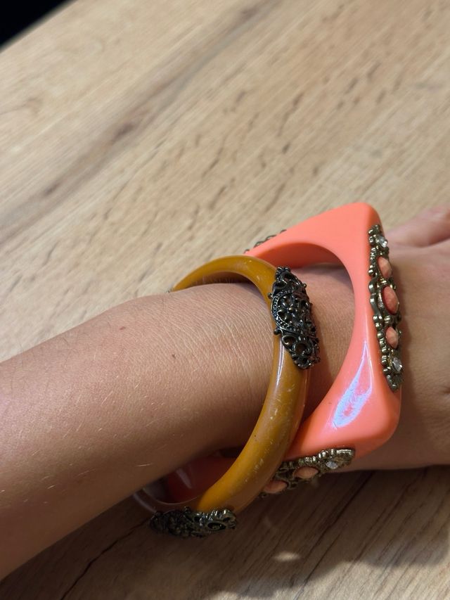 Set 2 bracciali rigidi decorati