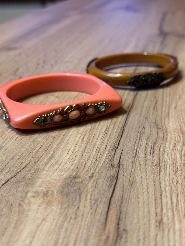 Set 2 bracciali rigidi decorati