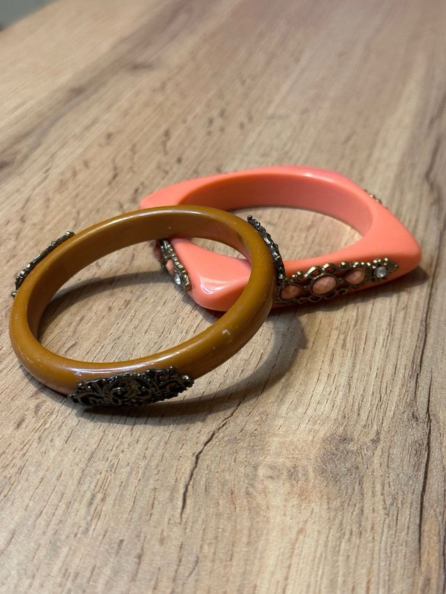 Set 2 bracciali rigidi decorati