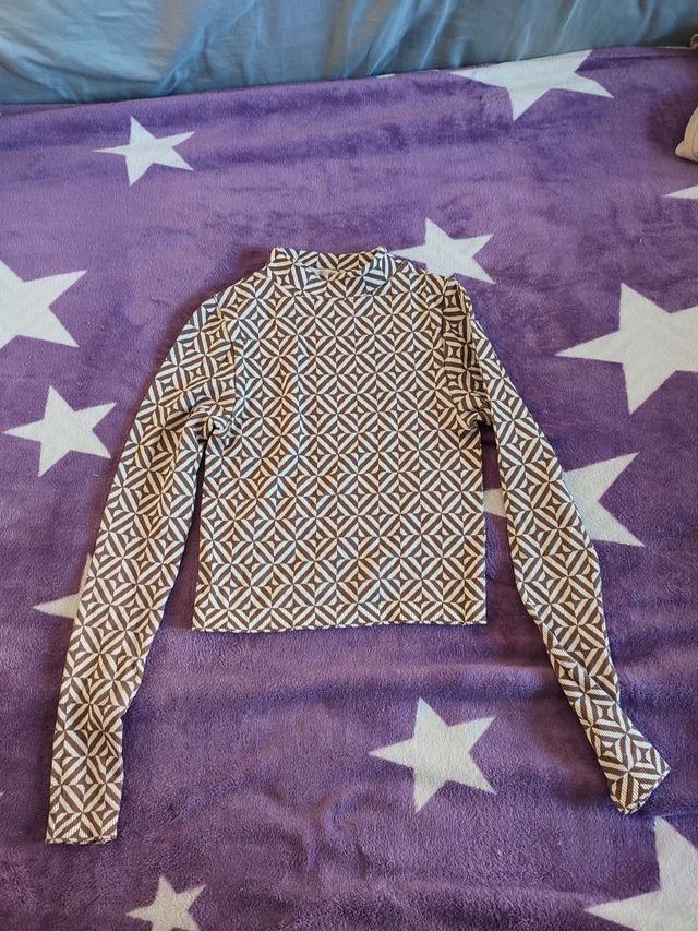 Jersey cuello alto estampado geométrico