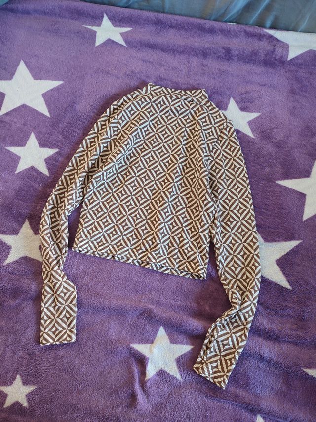 Jersey cuello alto estampado geométrico