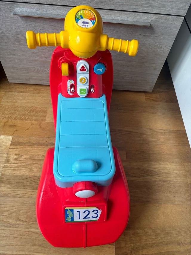 Moto correpasillos Fisher Price roja