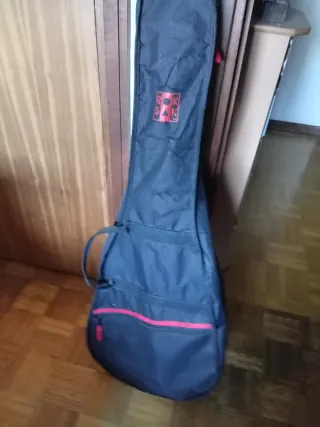 Guitarra Electro-Acústica sin uso con su funda