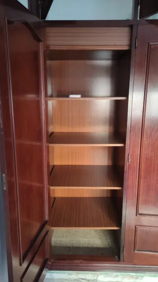 Armario empotrado madera maciza marrón