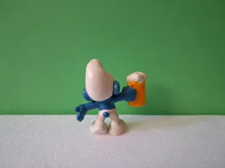 Figura PVC de un Pitufo con una cerveza