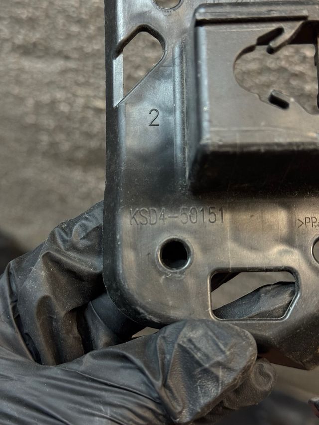 Soporte Parachoques Delantero Mazda KSD4-50151 RH