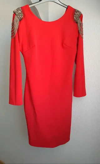 Vestido burdeos con hombros de pedrería Talla M