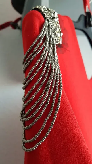 Vestido burdeos con hombros de pedrería Talla M