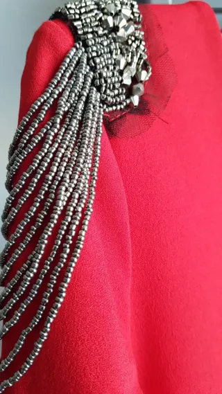 Vestido burdeos con hombros de pedrería Talla M