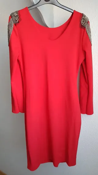 Vestido burdeos con hombros de pedrería Talla M