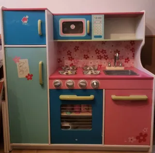 Cocinita de madera Imaginarium con accesorios.